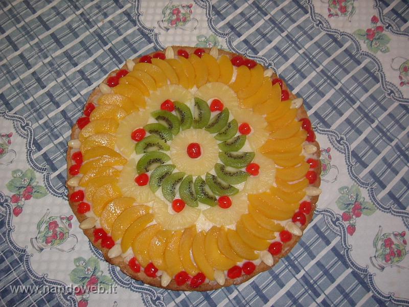 2004_0918_145009.JPG - Crostata con ciliegie kiwi ananas biscotti pesche e crema bianca